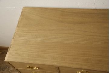 桐箪笥をチェストにリメイク!下2段の引き出しと台輪をカットし、木製脚の取り付け。蜜蝋ワックス仕上げ。