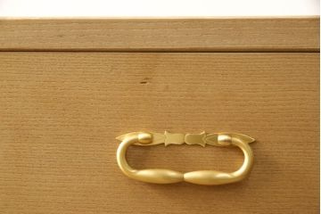 桐箪笥をチェストにリメイク!下2段の引き出しと台輪をカットし、木製脚の取り付け。蜜蝋ワックス仕上げ。