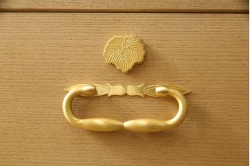 桐箪笥をチェストにリメイク!下2段の引き出しと台輪をカットし、木製脚の取り付け。蜜蝋ワックス仕上げ。