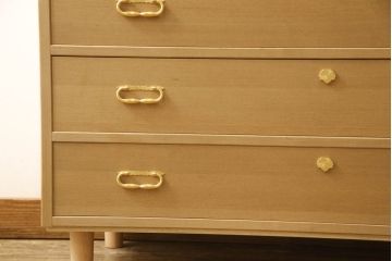 桐箪笥をチェストにリメイク!下2段の引き出しと台輪をカットし、木製脚の取り付け。蜜蝋ワックス仕上げ。