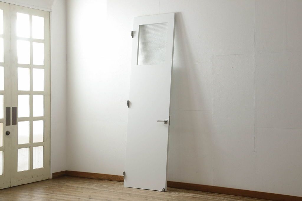 ドアを窓付ドアにリメイク!既存の小さな丸窓は穴埋めし、上部にチェッカーガラスをはめ込み明り取りを制作。