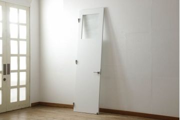 ドアを窓付ドアにリメイク!既存の小さな丸窓は穴埋めし、上部にチェッカーガラスをはめ込み明り取りを制作。