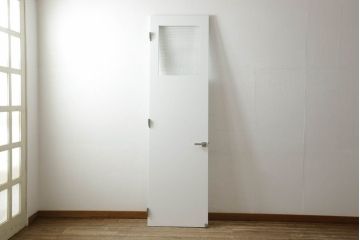 ドアを窓付ドアにリメイク!既存の小さな丸窓は穴埋めし、上部にチェッカーガラスをはめ込み明り取りを制作。