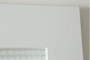 ドアを窓付ドアにリメイク!既存の小さな丸窓は穴埋めし、上部にチェッカーガラスをはめ込み明り取りを制作。