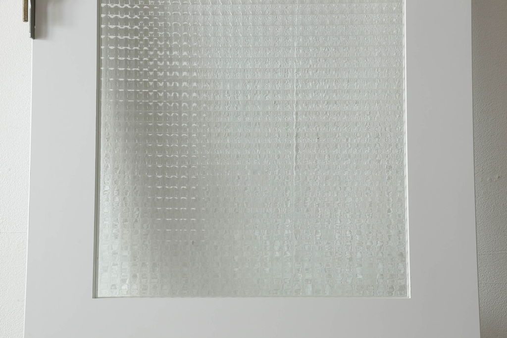 ドアを窓付ドアにリメイク!既存の小さな丸窓は穴埋めし、上部にチェッカーガラスをはめ込み明り取りを制作。