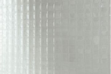 ドアを窓付ドアにリメイク!既存の小さな丸窓は穴埋めし、上部にチェッカーガラスをはめ込み明り取りを制作。