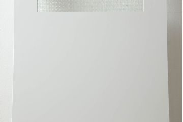 ドアを窓付ドアにリメイク!既存の小さな丸窓は穴埋めし、上部にチェッカーガラスをはめ込み明り取りを制作。