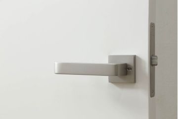 ドアを窓付ドアにリメイク!既存の小さな丸窓は穴埋めし、上部にチェッカーガラスをはめ込み明り取りを制作。