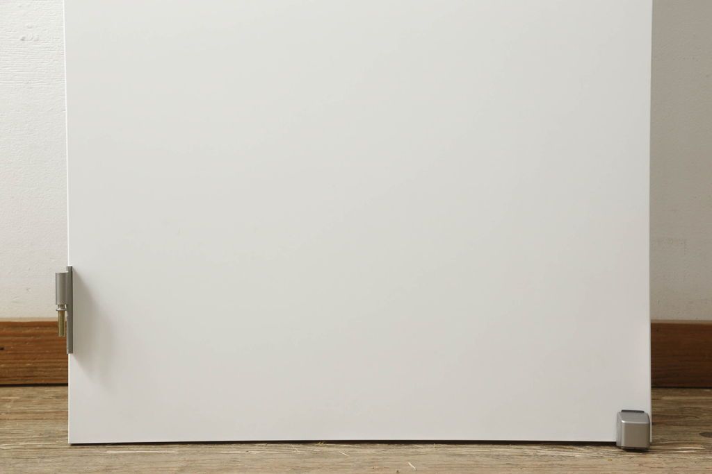 ドアを窓付ドアにリメイク!既存の小さな丸窓は穴埋めし、上部にチェッカーガラスをはめ込み明り取りを制作。