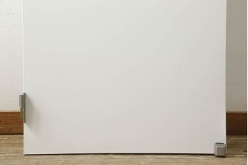 ドアを窓付ドアにリメイク!既存の小さな丸窓は穴埋めし、上部にチェッカーガラスをはめ込み明り取りを制作。