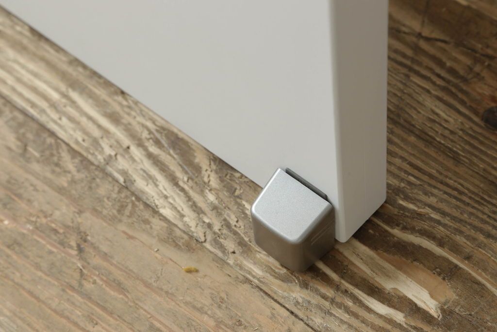 ドアを窓付ドアにリメイク!既存の小さな丸窓は穴埋めし、上部にチェッカーガラスをはめ込み明り取りを制作。