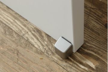 ドアを窓付ドアにリメイク!既存の小さな丸窓は穴埋めし、上部にチェッカーガラスをはめ込み明り取りを制作。