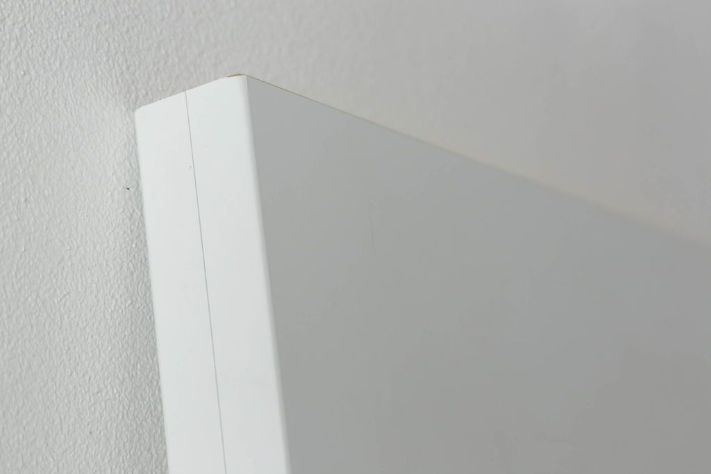 ドアを窓付ドアにリメイク!既存の小さな丸窓は穴埋めし、上部にチェッカーガラスをはめ込み明り取りを制作。