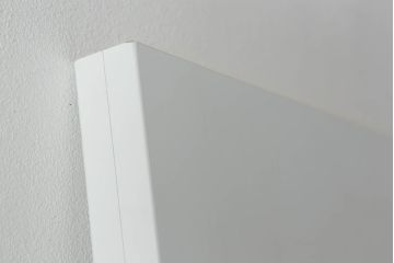 ドアを窓付ドアにリメイク!既存の小さな丸窓は穴埋めし、上部にチェッカーガラスをはめ込み明り取りを制作。