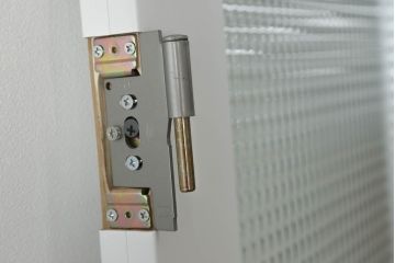 ドアを窓付ドアにリメイク!既存の小さな丸窓は穴埋めし、上部にチェッカーガラスをはめ込み明り取りを制作。