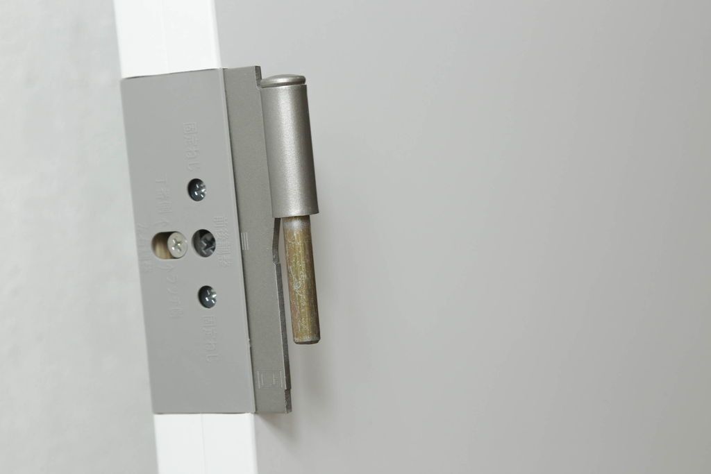 ドアを窓付ドアにリメイク!既存の小さな丸窓は穴埋めし、上部にチェッカーガラスをはめ込み明り取りを制作。