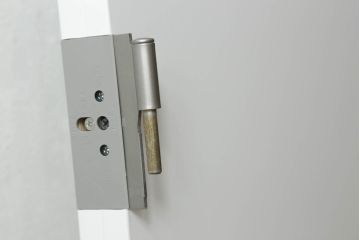 ドアを窓付ドアにリメイク!既存の小さな丸窓は穴埋めし、上部にチェッカーガラスをはめ込み明り取りを制作。