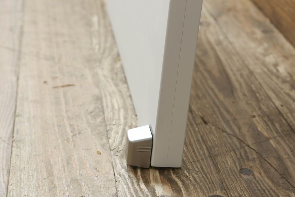 ドアを窓付ドアにリメイク!既存の小さな丸窓は穴埋めし、上部にチェッカーガラスをはめ込み明り取りを制作。