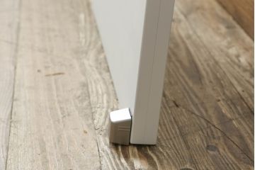 ドアを窓付ドアにリメイク!既存の小さな丸窓は穴埋めし、上部にチェッカーガラスをはめ込み明り取りを制作。