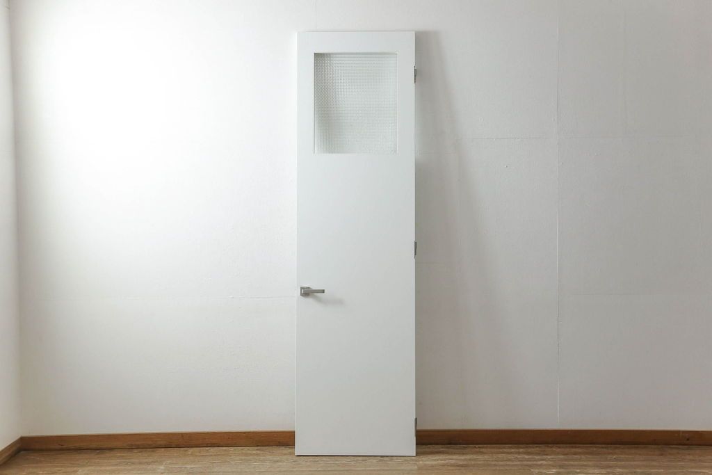 ドアを窓付ドアにリメイク!既存の小さな丸窓は穴埋めし、上部にチェッカーガラスをはめ込み明り取りを制作。