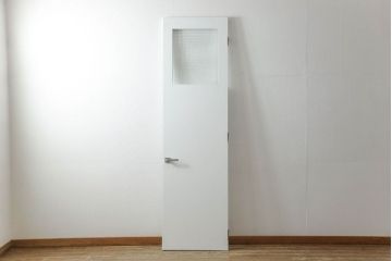 ドアを窓付ドアにリメイク!既存の小さな丸窓は穴埋めし、上部にチェッカーガラスをはめ込み明り取りを制作。