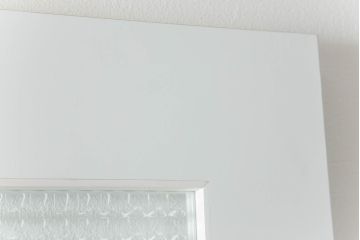 ドアを窓付ドアにリメイク!既存の小さな丸窓は穴埋めし、上部にチェッカーガラスをはめ込み明り取りを制作。