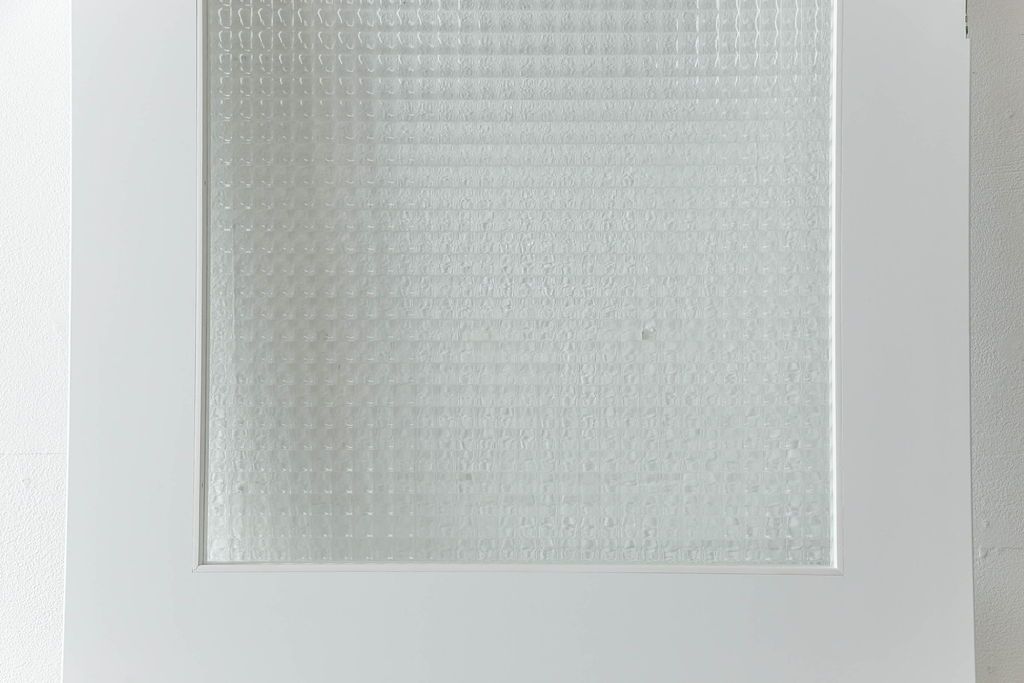 ドアを窓付ドアにリメイク!既存の小さな丸窓は穴埋めし、上部にチェッカーガラスをはめ込み明り取りを制作。