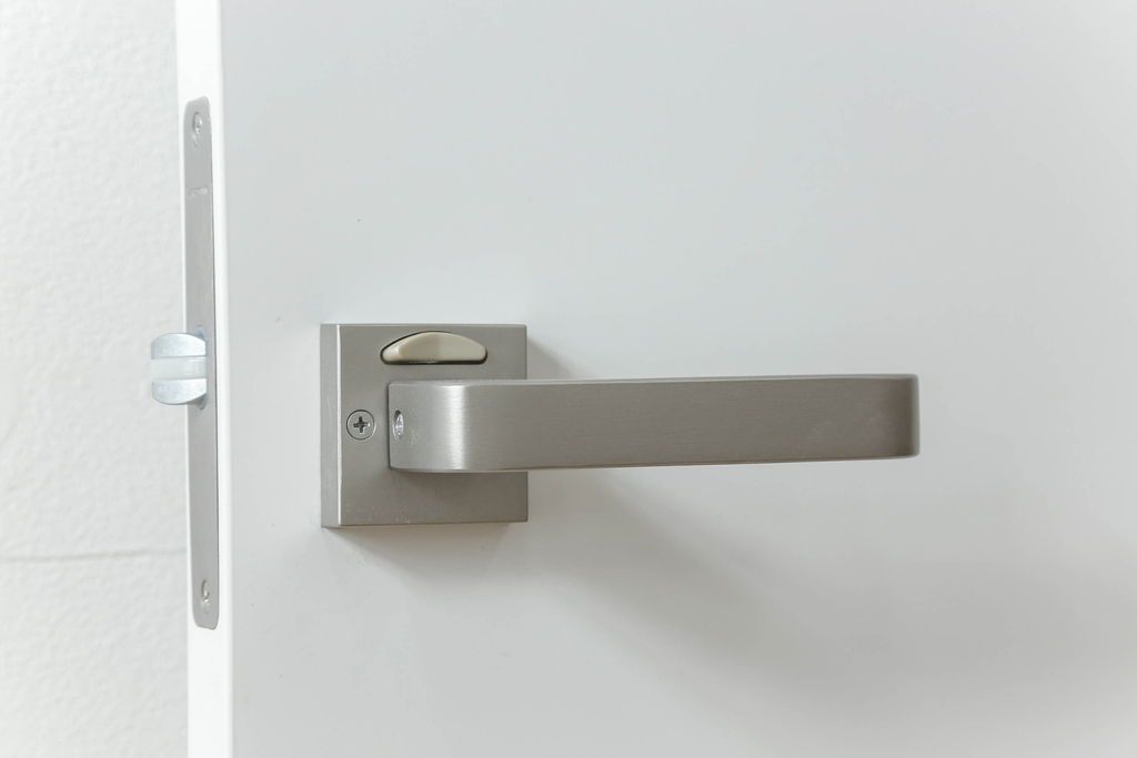 ドアを窓付ドアにリメイク!既存の小さな丸窓は穴埋めし、上部にチェッカーガラスをはめ込み明り取りを制作。