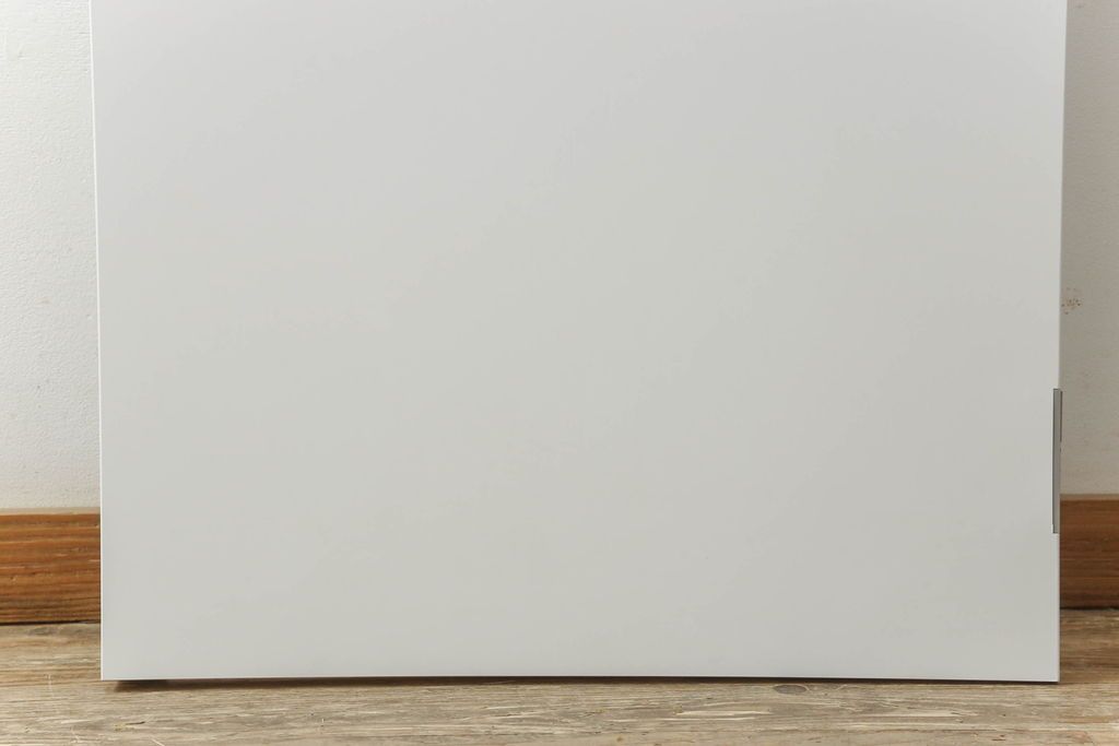 ドアを窓付ドアにリメイク!既存の小さな丸窓は穴埋めし、上部にチェッカーガラスをはめ込み明り取りを制作。