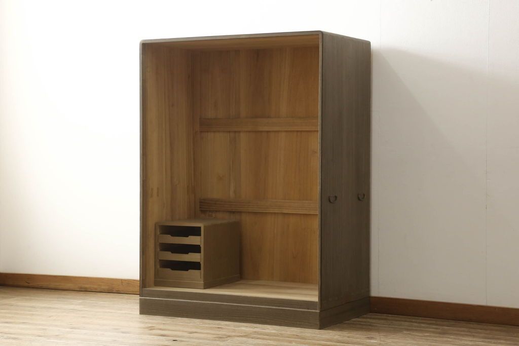 桐箪笥をオープンクローゼットにリメイク!扉と内部のポール、引き出しを撤去。新材部分は本体の色に馴染むよう着色。