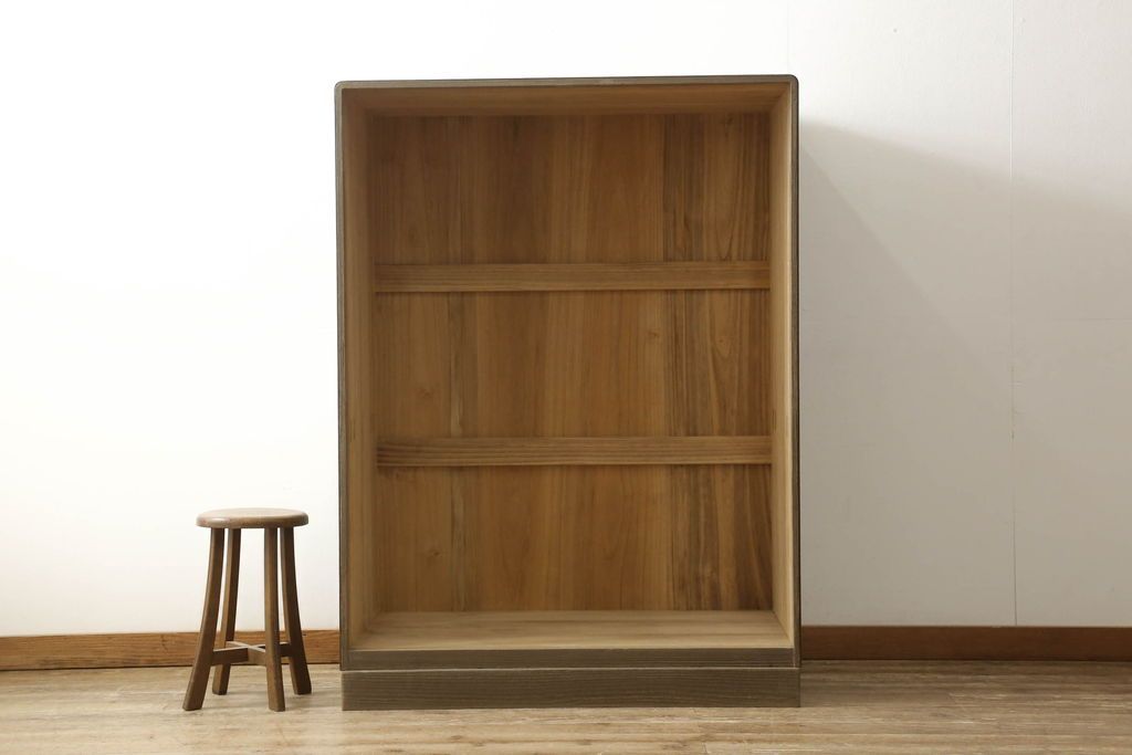 桐箪笥をオープンクローゼットにリメイク!扉と内部のポール、引き出しを撤去。新材部分は本体の色に馴染むよう着色。