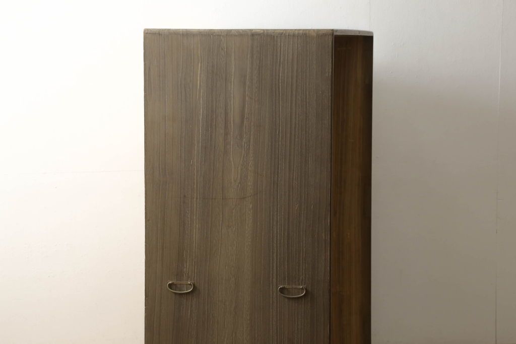 桐箪笥をオープンクローゼットにリメイク!扉と内部のポール、引き出しを撤去。新材部分は本体の色に馴染むよう着色。