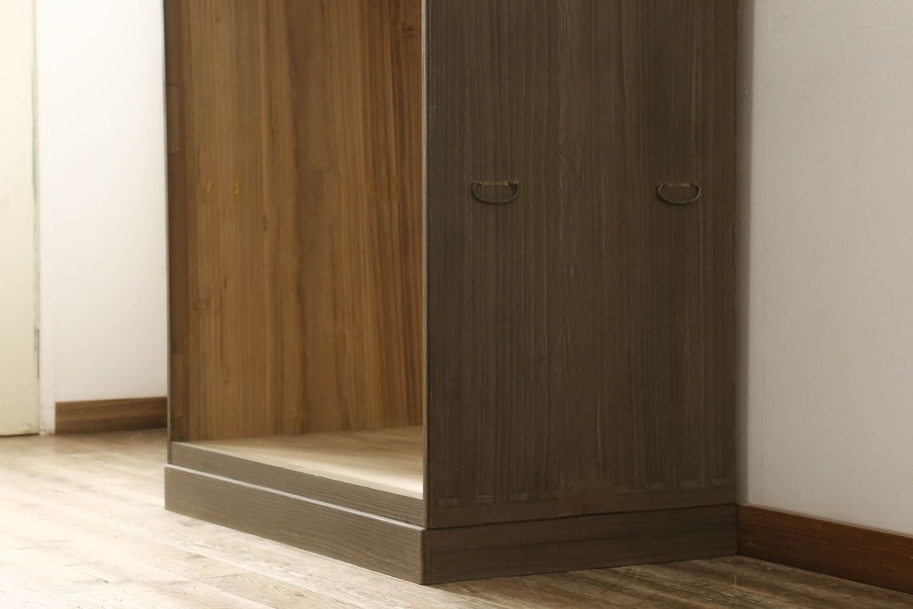 桐箪笥をオープンクローゼットにリメイク!扉と内部のポール、引き出しを撤去。新材部分は本体の色に馴染むよう着色。