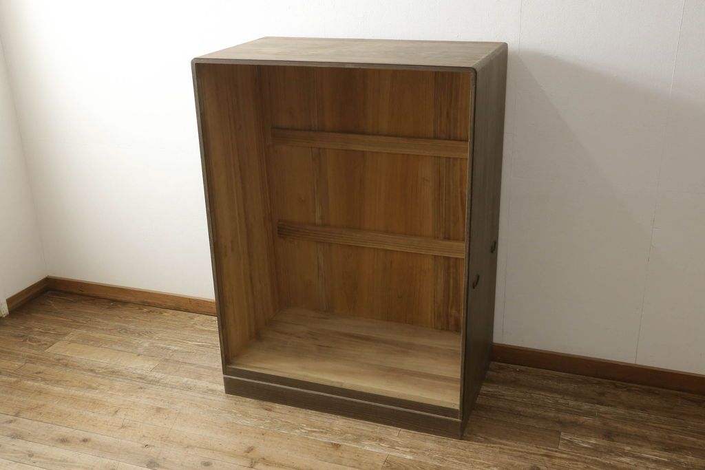 桐箪笥をオープンクローゼットにリメイク!扉と内部のポール、引き出しを撤去。新材部分は本体の色に馴染むよう着色。