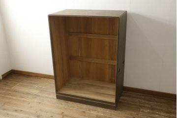 桐箪笥をオープンクローゼットにリメイク!扉と内部のポール、引き出しを撤去。新材部分は本体の色に馴染むよう着色。