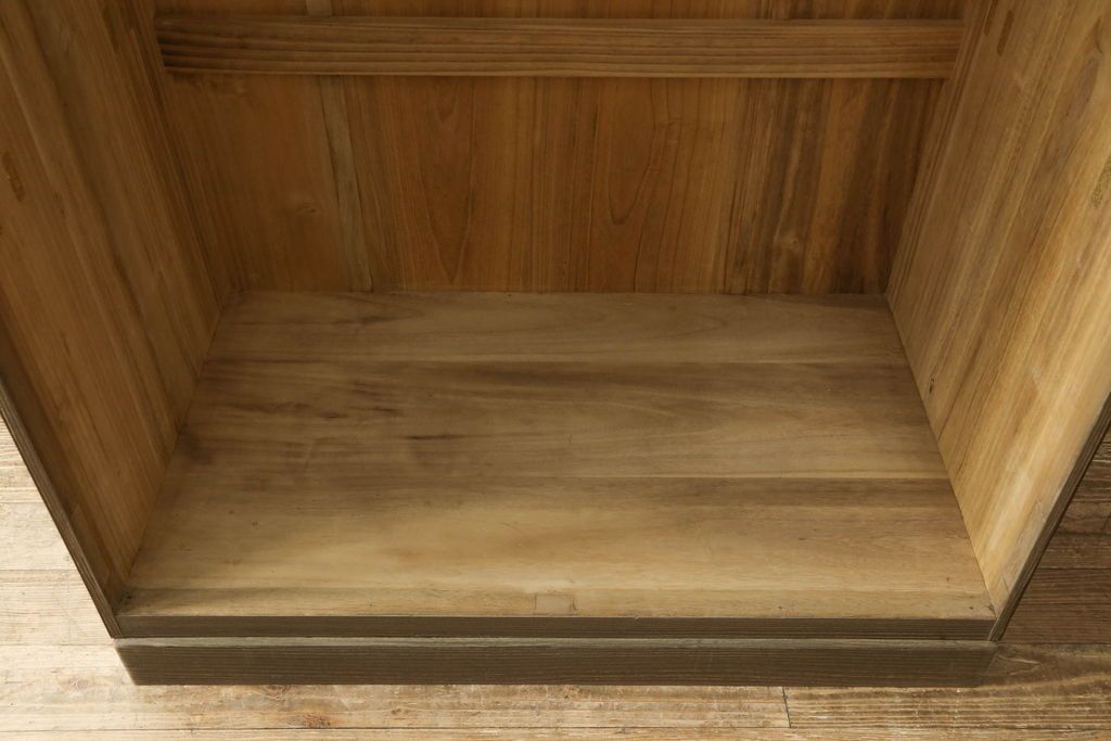 桐箪笥をオープンクローゼットにリメイク!扉と内部のポール、引き出しを撤去。新材部分は本体の色に馴染むよう着色。