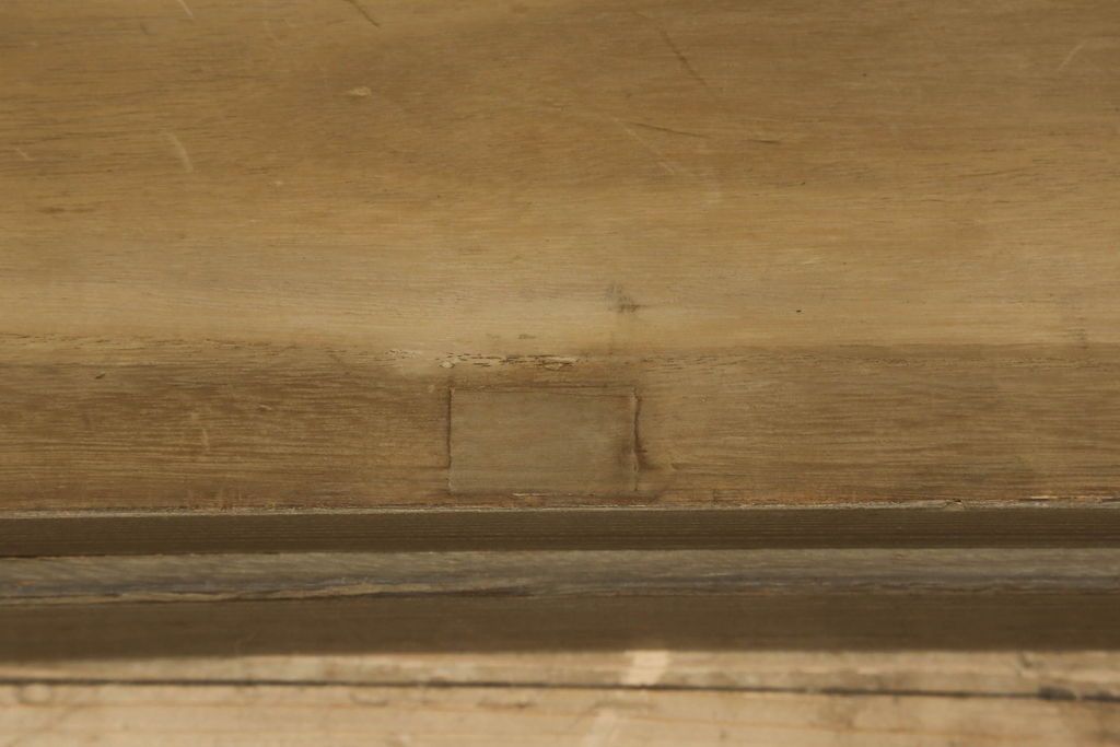 桐箪笥をオープンクローゼットにリメイク!扉と内部のポール、引き出しを撤去。新材部分は本体の色に馴染むよう着色。