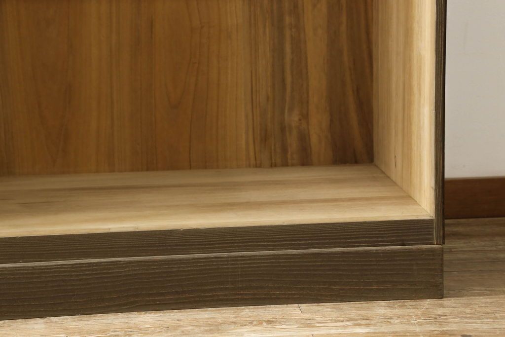 桐箪笥をオープンクローゼットにリメイク!扉と内部のポール、引き出しを撤去。新材部分は本体の色に馴染むよう着色。