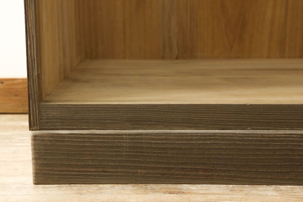 桐箪笥をオープンクローゼットにリメイク!扉と内部のポール、引き出しを撤去。新材部分は本体の色に馴染むよう着色。