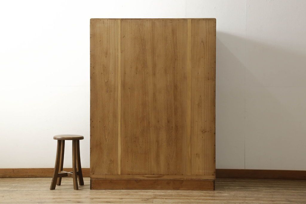 桐箪笥をオープンクローゼットにリメイク!扉と内部のポール、引き出しを撤去。新材部分は本体の色に馴染むよう着色。