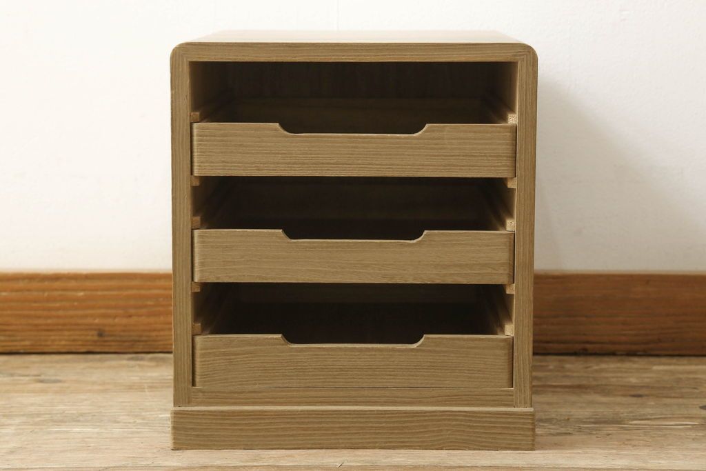 桐箪笥をオープンクローゼットにリメイク!扉と内部のポール、引き出しを撤去。新材部分は本体の色に馴染むよう着色。