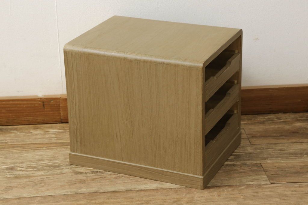 桐箪笥をオープンクローゼットにリメイク!扉と内部のポール、引き出しを撤去。新材部分は本体の色に馴染むよう着色。