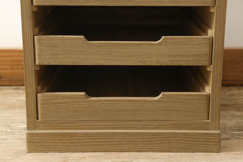 桐箪笥をオープンクローゼットにリメイク!扉と内部のポール、引き出しを撤去。新材部分は本体の色に馴染むよう着色。