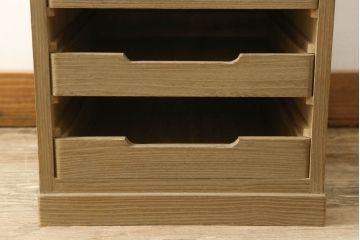 桐箪笥をオープンクローゼットにリメイク!扉と内部のポール、引き出しを撤去。新材部分は本体の色に馴染むよう着色。