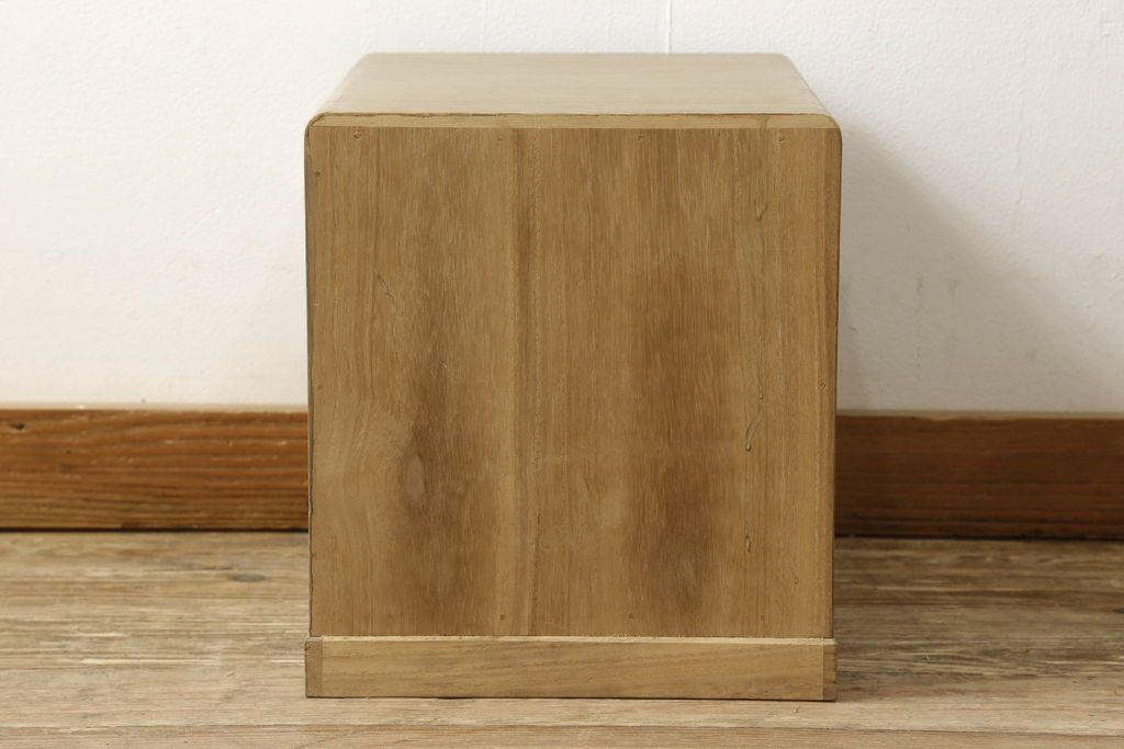 桐箪笥をオープンクローゼットにリメイク!扉と内部のポール、引き出しを撤去。新材部分は本体の色に馴染むよう着色。