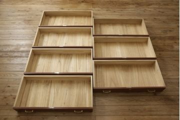 桐箪笥を着色リメイク!高品質リペアを施し、シナモンブラウンに着色仕上げ。