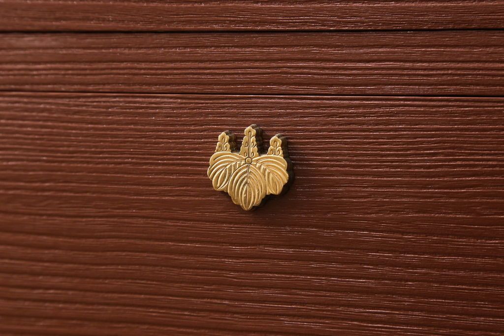 桐箪笥を着色リメイク!高品質リペアを施し、シナモンブラウンに着色仕上げ。