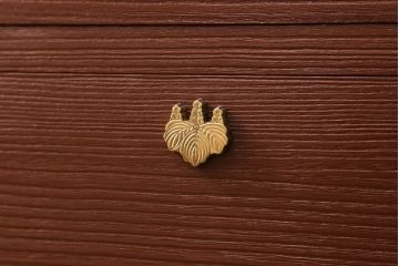 桐箪笥を着色リメイク!高品質リペアを施し、シナモンブラウンに着色仕上げ。