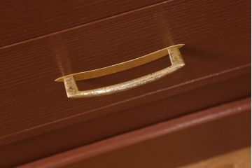 桐箪笥を着色リメイク!高品質リペアを施し、シナモンブラウンに着色仕上げ。