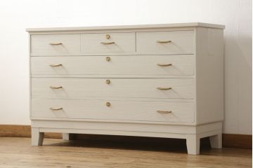 桐箪笥の下段をチェストにリメイク!ヒノキ材の天板と脚を取り付け、全体をアンティークホワイトでペイント仕上げ。上段引き戸の蝶の飾りは木枠を作製し壁掛けに。